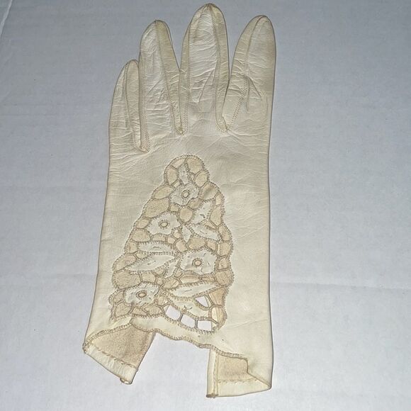 Vtg cream colored leather gloves with lace detail - Picture 2 of 8